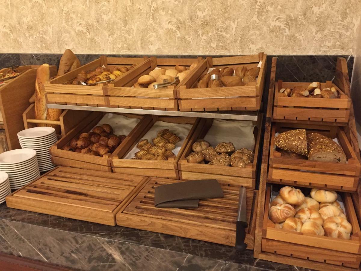 Ottoman'S Life Hotel Deluxe Istanbul Luaran gambar Bread and pastry display at a buffet